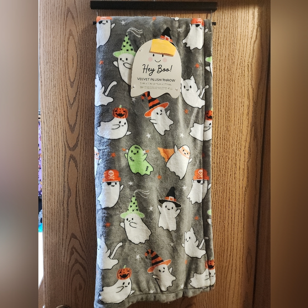 NWT HEY BOO GHOSTS 👻👻SOFT THROW BLANKET/ HALLOWEEN 👻🎃🧡💚💜